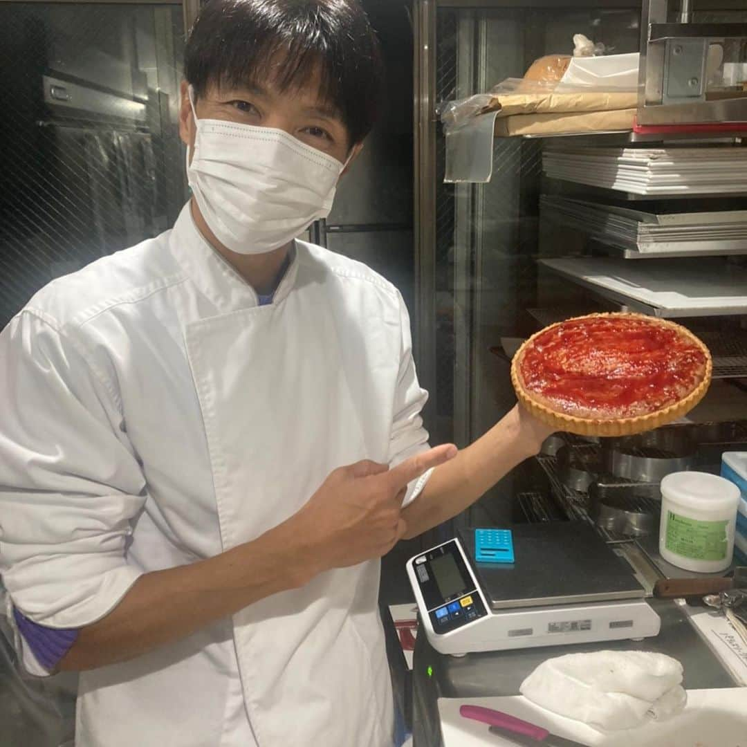 波戸康広さんのインスタグラム写真 - (波戸康広Instagram)「・﻿ パティシエへの挑戦‼️🧑‍🍳﻿ ﻿ スイーツが好きすぎて自分で作る…🍰😋﻿ ﻿ ﻿ #スイーツ男子 #パティシエ #修行 #ケーキ職人﻿ #デザート #タルトが好き #グランウール #市ヶ尾﻿ #instafood #instagood #instaphoto」11月15日 17時51分 - hato.official