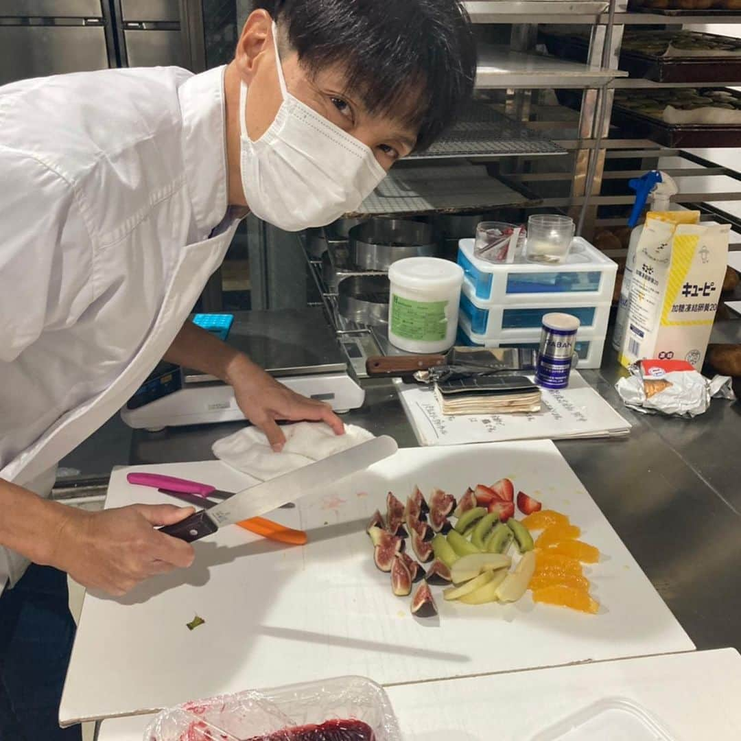 波戸康広さんのインスタグラム写真 - (波戸康広Instagram)「・﻿ パティシエへの挑戦‼️🧑‍🍳﻿ ﻿ スイーツが好きすぎて自分で作る…🍰😋﻿ ﻿ ﻿ #スイーツ男子 #パティシエ #修行 #ケーキ職人﻿ #デザート #タルトが好き #グランウール #市ヶ尾﻿ #instafood #instagood #instaphoto」11月15日 17時51分 - hato.official