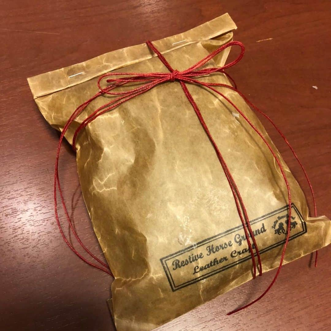 河合竜二さんのインスタグラム写真 - (河合竜二Instagram)「友人へのプレゼント🎁  高校のサッカー部の後輩がやっている 【Restive horse ground】  がこんなかっこいい赤黒仕様にしてくれました🙇‍♂️  ありがとう後輩🙇‍♂️  ホームページのURLは http://www.restive.jp  @handmade_and_life  みなさんもご贔屓のカラーで注文してみてはどうでしょうか☺️  埼玉県川越市にあるので近郊の方はぜひ訪ねてみてください🙇‍♂️  #革製品 #世界に一点物」11月15日 17時52分 - ryuji.kawai444