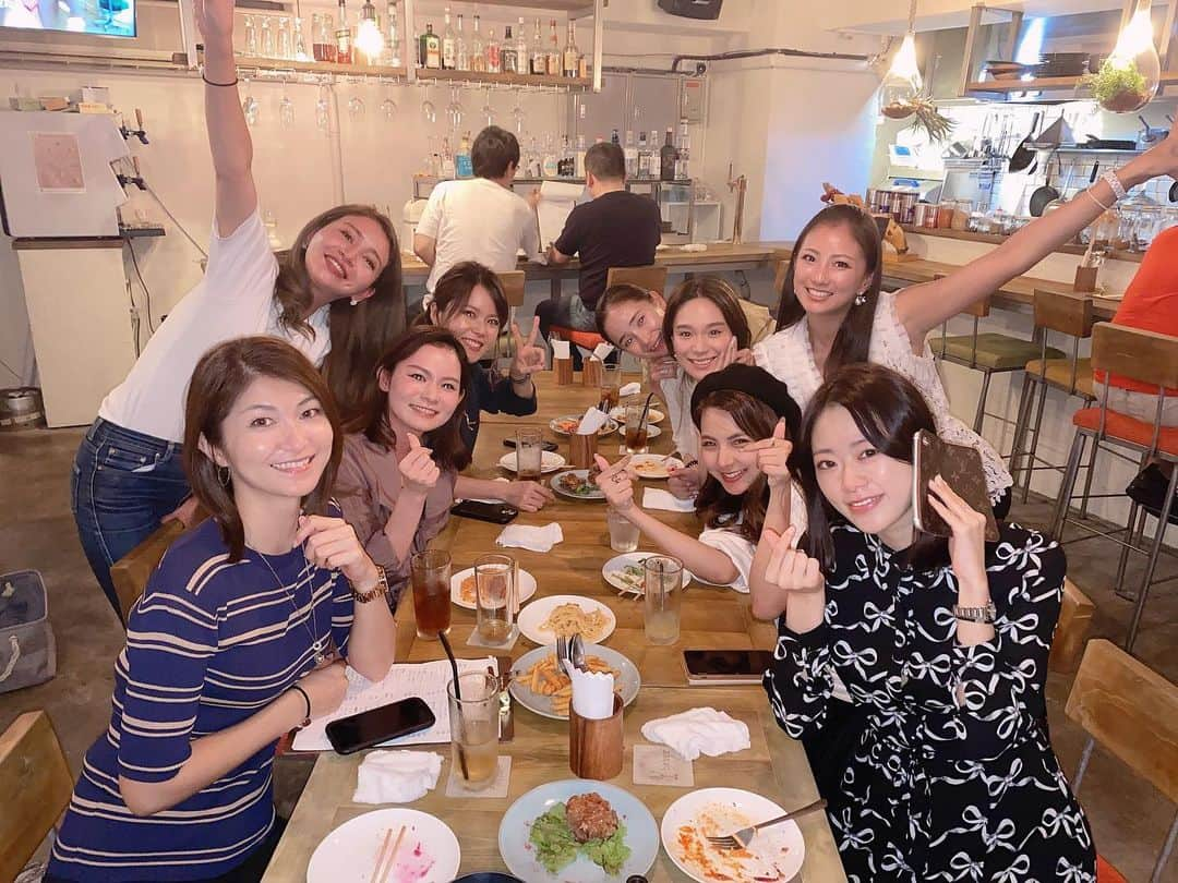 呉屋ありささんのインスタグラム写真 - (呉屋ありさInstagram)「. 沖縄の自立系女子🍷 . 題してオールスター🌟ってところでしょうか . はっきり物事は主張します 他人にあまり興味なし それぞれ個性強め 頑張る人を応援したい . みんな集まると大きなパワーになりますね✊ . . #沖縄 #自立女子  #個性強め #酒も強め #私たち男だったらどうなってたかね #経営者 #ビジネス」11月15日 17時56分 - arisa_goya