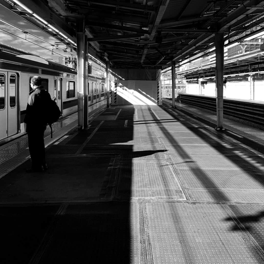 naotakeのインスタグラム：「駅 - A station / iPhone XR & Snapseed, 20201116 . . 明日は日帰り出張。 . . #spicollective #royalsnappingartists #infamous_family #rsa_main #infinity_photo_cult #2_fineart #jp_gallery_member #jp_gallery_bnw #trb_bnw #wp_bnw  #bnw_life #bnwlife_member #bnw_life_shots #bnw_captures #world_bnw #top_bnw #team_jp_ #team_jp_モノクロ #ig_energy_bw #ig_nihon #streetphotographybnw #igersjp #blackandwhite #bnw #bnwphoto #monochrome #bw #bnwphotography #ShotOniPhone #shotoniphoneXR」
