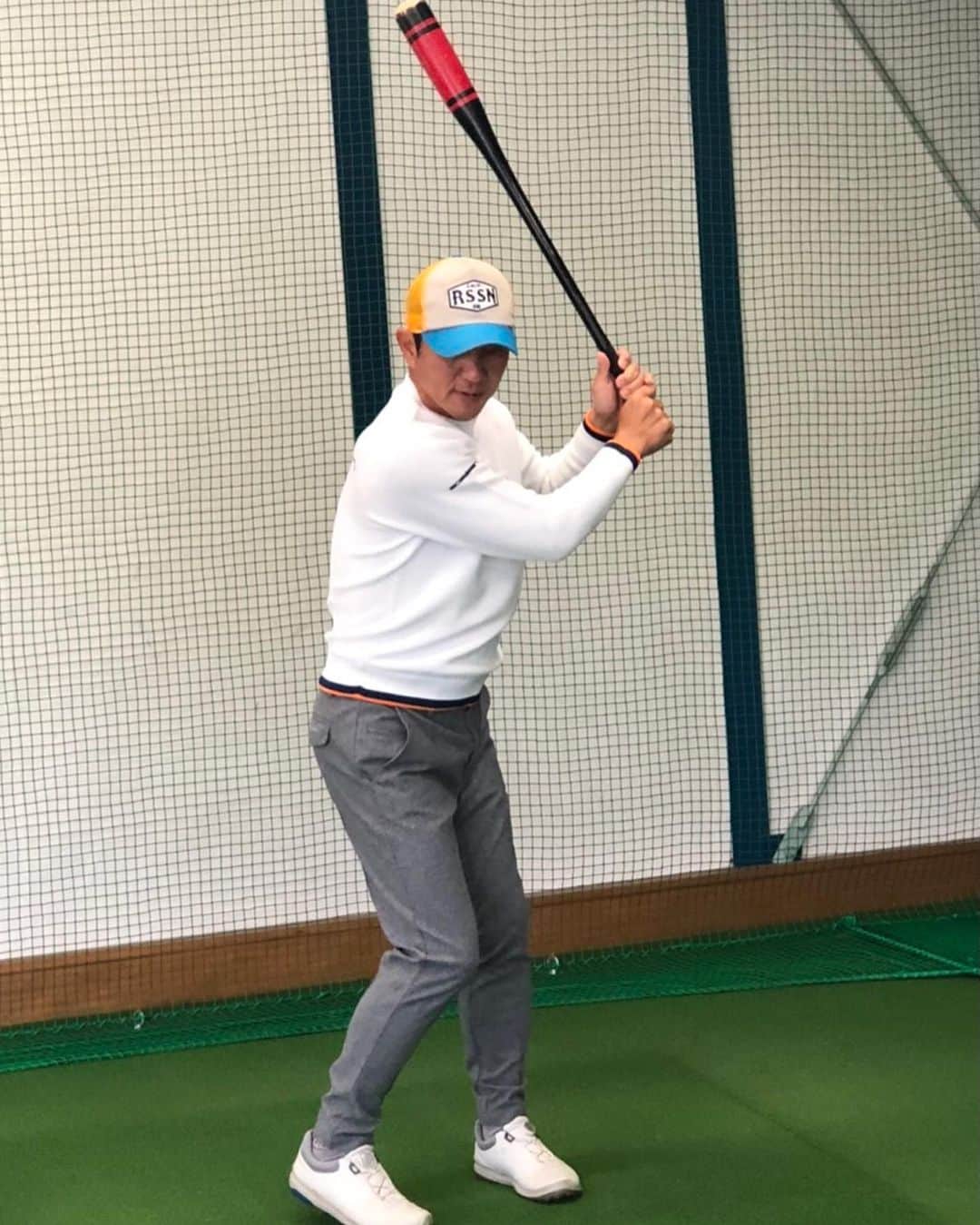 横田英治のインスタグラム：「今日はゴルフダイジェストの撮影でした〜⛳️🎶 写真だけ見るとゴルフの雑誌とは思えない感じですが〜ちゃんとゴルフのお話を沢山しました😏👍　 岸部桃子プロにも手伝ってもらいました〜🥳 #ロサーセン #ゴルフダイジェスト #イオミック #アシックス #キャロウェイゴルフ #グリップインターナショナル #岸部桃子」