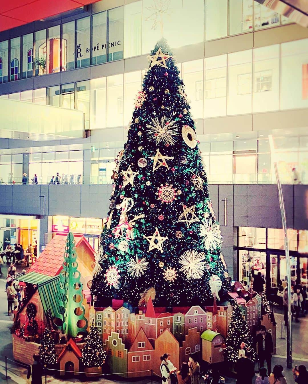 森本千絵さんのインスタグラム写真 - (森本千絵Instagram)「#THEHOLYFAMILY #クリスマス #二子玉川  ようやく出来ました。 3年目のクリスマスツリー。  今年は点灯式もなく、とにかく暖かい気持ちになってもらえたらと願いを込めて全力でスタッフ一同励みました。  https://note.com/goentimes/n/n731902a5f627  初日はまさかの回転台のモーター故障でまわらないというアクシデントで迎えましたが、みんなが嬉しそうにみていてとても感動しました。  なにより演出時間（15分おき）の音楽が素晴らしい。ジェレミーさん、坂本美雨さん、近藤良平さんと宮脇さんが会わずに作った音は、どこかの村で聴こえてくるような音色でとてもせつなくて胸が熱くなります。  ひとりで観てたら泣きそうになります。  まだまだスタッフ内では改善点をやりとりしてて進化しそうですが、笑 いったんはお楽しみいただけるものが 作れたと思いますので、楽しんでください。  遠い地で訪れることができない人のために、 映像のことや音楽など詳細わかる投稿は追って行いますね。  はじまりはじまり  #二子玉川ツリー  #christmas #christmastree #christmasdecor #tree #xmas #xmastree #fantastics」11月15日 18時00分 - chiemorimoto_goen