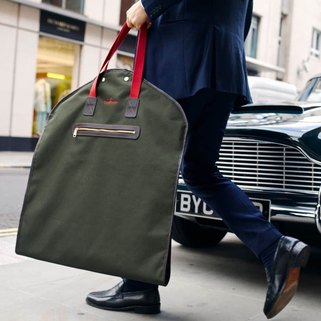 ジョンチャップマンのインスタグラム：「Suits you, sir 👔  Shop the town life collection ➡️ LINK IN BIO  . . . #chapman #chapmanbags #britishmade #suit #london #attire #smart #dapper #suitholder」