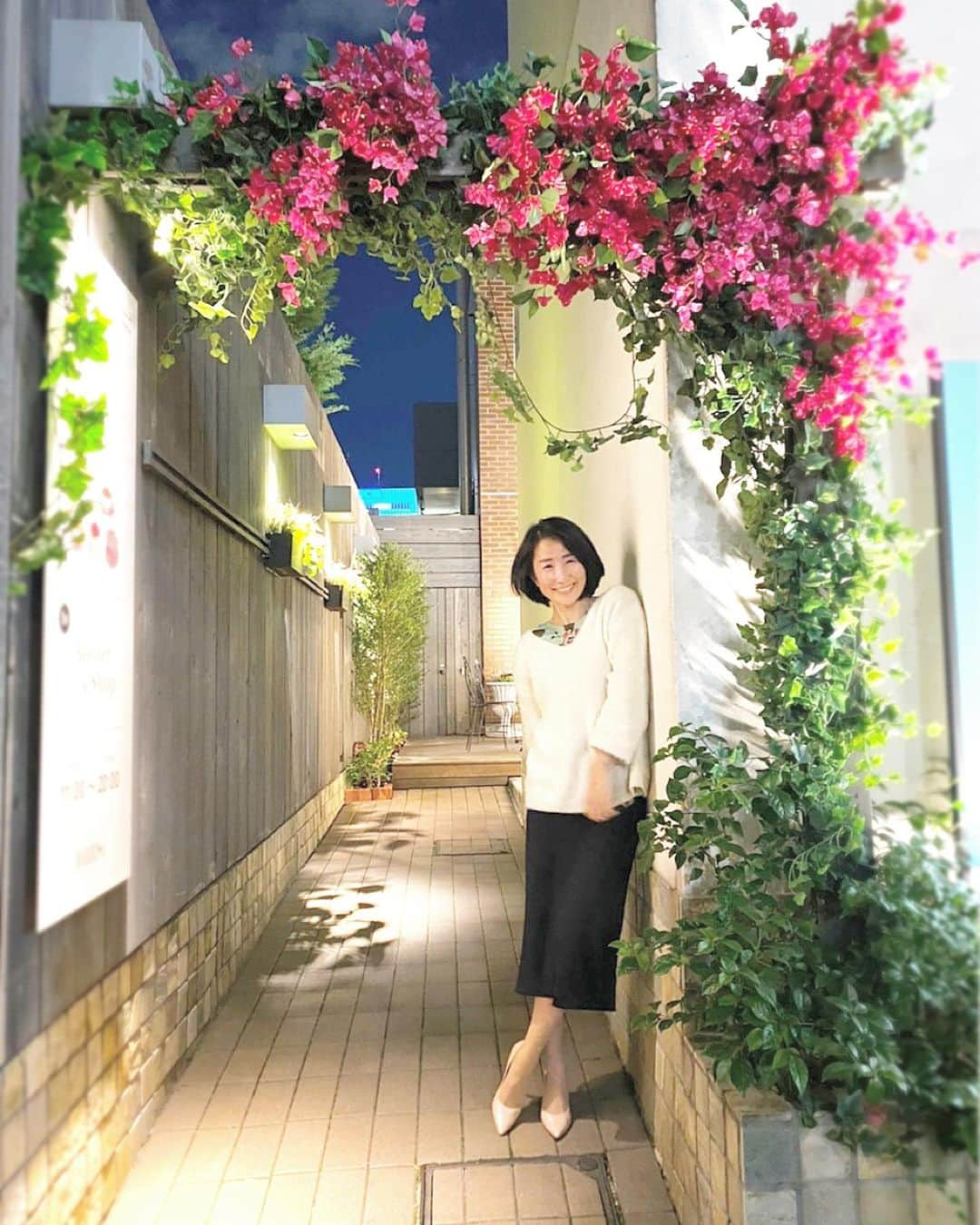 杉山明子さんのインスタグラム写真 - (杉山明子Instagram)「オーラ美人研究家　　﻿ ﻿ おとぎの国？って思ったよ♡﻿ ここでお茶会したい✨ ﻿ 大切な人のバースデーケーキ﻿ ﻿ 表参道のMARIRISAさん﻿ @dolce_maririsa  . 今度は昼間にお茶しに来よ♡﻿ ﻿ @akikopeanut﻿ ﻿ ﻿ 〜わたしはわたしを生きる〜﻿ オーラ美人研究家　杉山明子﻿ ﻿ 魅力発見診断プレゼント🎁﻿ ﻿ LINE公式アカウント﻿ ID : @mln 2562y﻿ ﻿ ﻿ #ケーキ　#ドルチェ　#表参道　#バースデー　#ポージング　#ウォーキング　#ブランディング　#魅力　#オーラ全開プログラム　#存在　#おうちエステ　#セルフケア　#美脚　#足痩せ　#脚痩せ　#ダイエット　#デトックス　#体質改善　#ホメオパシー　#フラワーエッセンス　#インナーチャイルド　#アクセスバーズ　#美脚で世界をかけめぐる　#冷え　#インスタグラマー　#インフルエンサー　#杉山明子」11月15日 18時01分 - akikopeanut