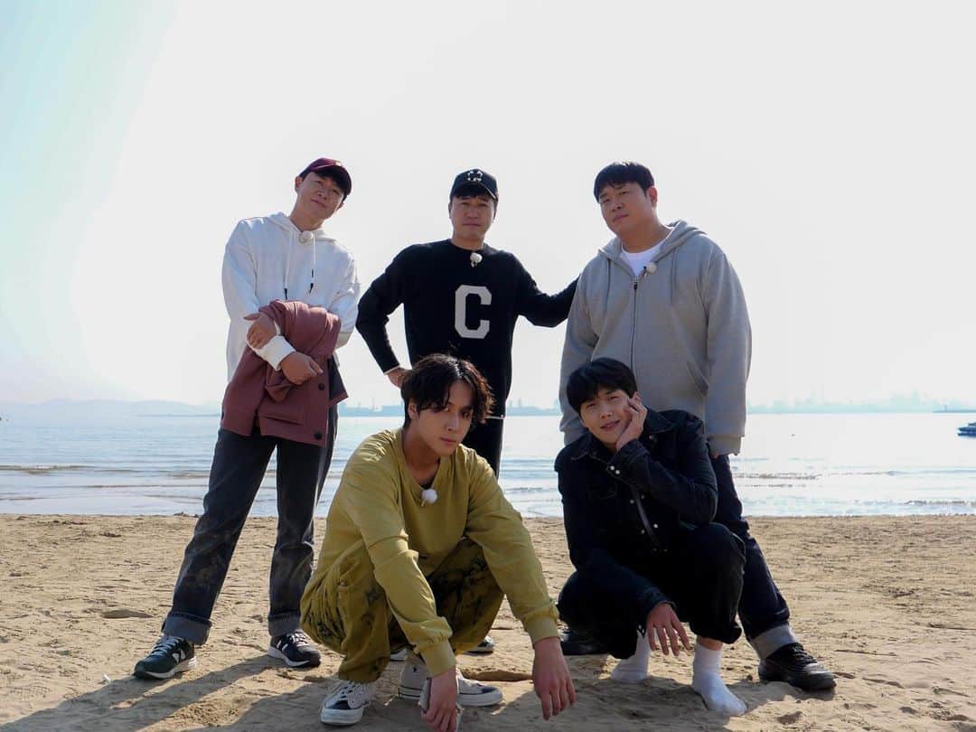 DINDINのインスタグラム：「내가 찍은 우리 멤버들 ☝🏻✌🏻 오늘도 본방사수👏🏻 #1박2일 #연정훈 #김종민 #문세윤 #김선호 #딘딘 #라비」