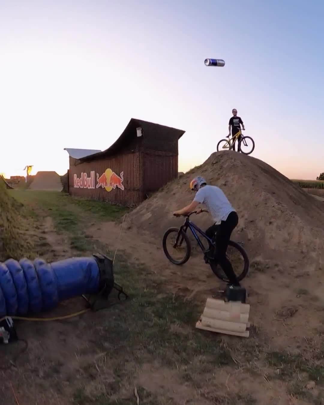 レッドブルのインスタグラム：「us: let’s do something a little different with the can this time   @davidgodziek and @szymongodziek: we’ll see what we can do 😏  #redbull #givesyouwiiings #mtb #bikelife #fromwhereiride #bike」