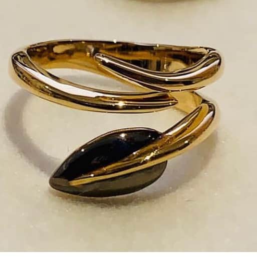 ホアキンベラオのインスタグラム：「Anillo de oro enramado con hoja rodiada en negro」