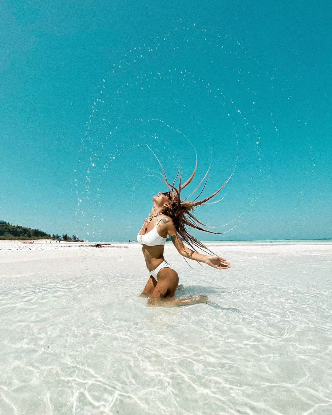 ルー・ティーズデールさんのインスタグラム写真 - (ルー・ティーズデールInstagram)「Timehop slideshow -  - a year ago today in the Whitsundays 😫(slide for the sickest flicky hair pic you’ve ever seen 🤪) - 3 years ago playing Friends heads up with Caroline 😢 and @tomocampbell being annoying in games as usual.  - 5 years ago today Lux modelling 😍😍 - 6 years ago bein a make up artist for 1D (oh no, their security guards LOLL) @patrickcp_pics  - 9 years ago today 2 month old Lux on set shooting with @bybellazine ⭐️🤩」11月15日 18時10分 - louteasdale