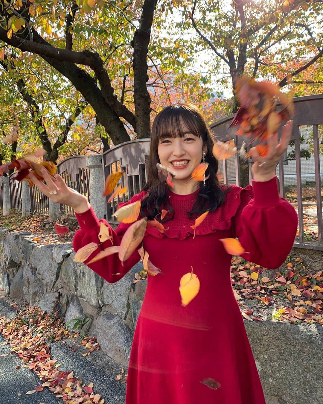 田島芽瑠さんのインスタグラム写真 - (田島芽瑠Instagram)「少しだけ紅葉気分🍁  今年は紅葉見に行けなかったな…😔 昨日たまたま通った道が人もいなくて凄く秋っぽかったから写真撮ったよ〜📸」11月15日 18時16分 - meru_chan_official