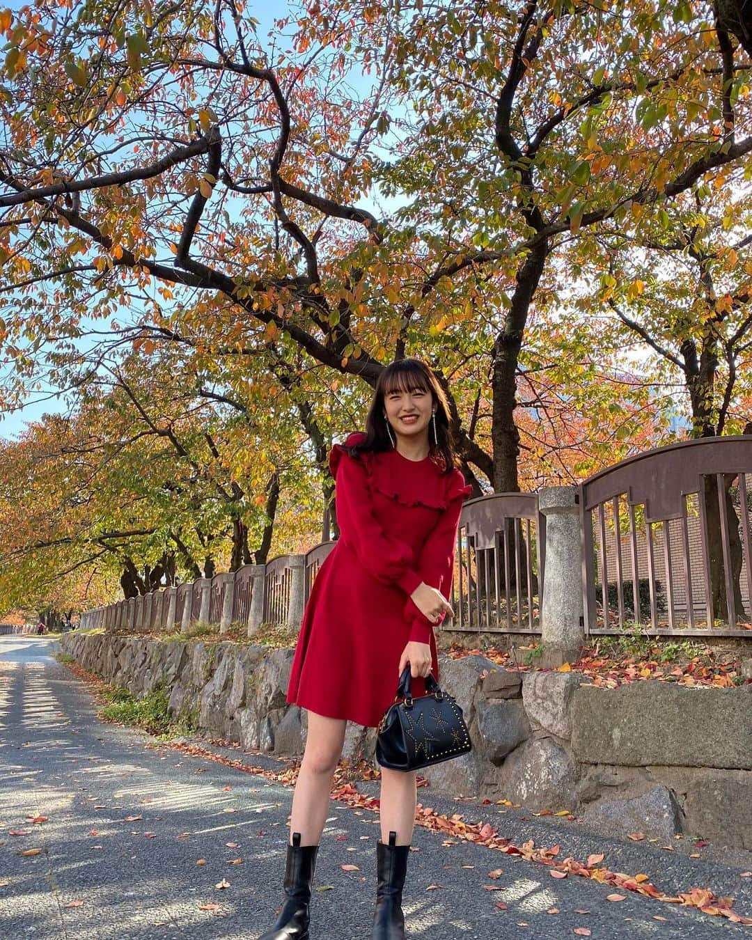 田島芽瑠さんのインスタグラム写真 - (田島芽瑠Instagram)「少しだけ紅葉気分🍁  今年は紅葉見に行けなかったな…😔 昨日たまたま通った道が人もいなくて凄く秋っぽかったから写真撮ったよ〜📸」11月15日 18時16分 - meru_chan_official