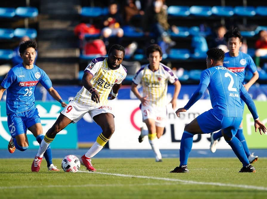 京都サンガF.C.さんのインスタグラム写真 - (京都サンガF.C.Instagram)「. Photo gallery📸  2020明治安田生命J2リーグ第34節 📅11月15日（日）14:03 🏟️Ksスタ 🆚京都1-2水戸 ⚽️#仙頭啓矢  #魅せようKYOTOの一体感 #sanga #京都サンガ #闘紫 #TEAM京都」11月15日 18時16分 - kyotosanga_official