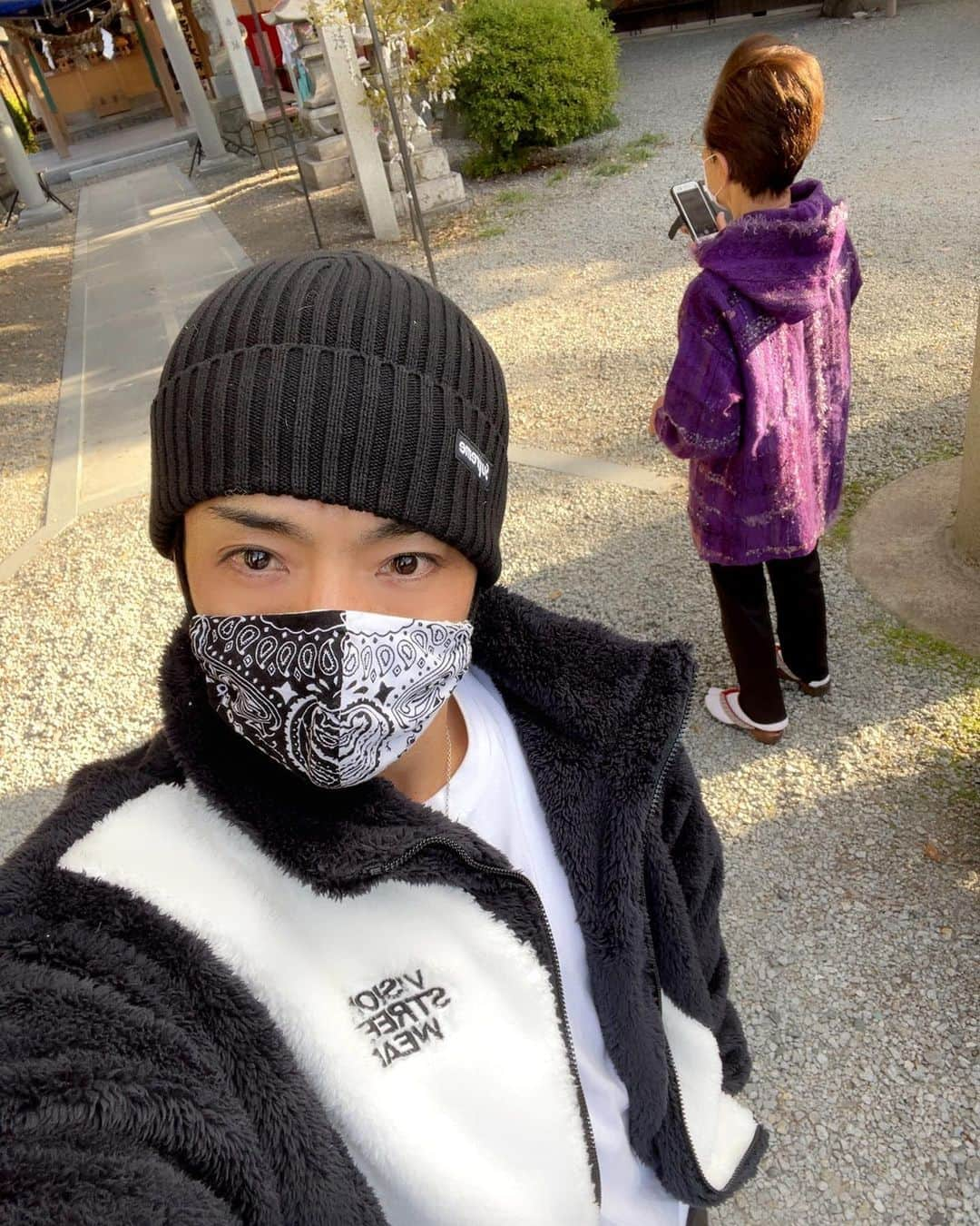 ジュンペイのインスタグラム：「. 久しぶりに母とお出掛け . 岐阜県へ . 美濃の看板見るとスノーボードに行きたくなる . のを我慢して . 中津川にある神社までドライブ . こんな休日もたまには良いよね . 母と出掛けたりすると . 「マザコン」とか言われるけど . 自分の親を大切にする事でマザコンて呼ばれるなら . 俺はマザコンて呼ばれてもいい👍 . #母 #親 #岐阜 #中津川」