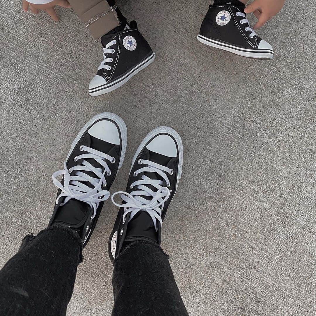 樽見麻緒のインスタグラム：「𝚌𝚘𝚗𝚟𝚎𝚛𝚜𝚎✩ おそろいについついしてしまうよねー🤭💓 1歳になるとお揃いにできるアイテムが増えて母の楽しさが増した❤︎」