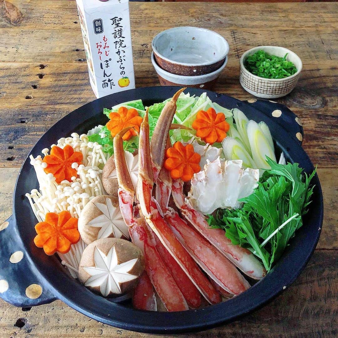 chaako ちゃあこのインスタグラム：「2020.11.15 * * 今日は蟹しゃぶ鍋で早めの晩御飯(๑´ڡ`๑) * 蟹は前回同様、ますよねさんのずわい蟹♡ @masuyone_23 * 蟹しゃぶ鍋は以前から、ますよねさんで蟹を購入して食べておりました( ́•ૢ⌔•ૢ ̀) * うちの食べ方は… まずは脚の部分をしゃぶしゃぶして食べて。 肩と爪下の部分は鍋後の雑炊で食べます。 ☆写真5枚目参考 * 爪下部分は雑炊に乗せる用なので、そのまま入れますが、肩部分は半解凍の時点で蟹肉を取り出しておきます。半解凍の方が蟹肉が取りやすい気がします。 ☆写真2枚目参考 * 殻は後で使用するので取っておきます。 * 具材を食べ終えたら、残った具は取り除いて、そこに蟹肉を取った肩部分の殻を入れて煮ます。 ☆写真3枚目参考 * 殻からめちゃめちゃ美味しい出汁が出ます。 * しっかりと煮出したら殻を取り除いて、肩部分と爪下部分の蟹肉と、ザルで軽く洗ったごはんを入れて、塩で味を整えます。 * サッと煮たら火を止めて、軽く混ぜた卵を入れて出来上がりです。 * 蟹しゃぶ鍋の後の雑炊は、いつもこの作り方です。 * 雑炊でも蟹肉をたっぷりと味わいたいので、この作り方になりました(*≧∀≦) * 爪の部分は他の料理（フライや茶碗蒸し）に使いたいので、うちは鍋には使いませんﾟ+.(･∀･)ﾟ+.ﾟ * 蟹の殻からも美味しい出汁が出るので、雑炊の味付けは塩だけで大丈夫です。 * 蟹しゃぶも美味しかったし、蟹雑炊もめっちゃ美味しかったー♡ * 蟹しゃぶも大好きだけど、蟹雑炊が美味し過ぎるので、いつも雑炊に全力を注いで食べてます(笑) * * * #ますよね #ますよね海鮮部 #第一期越前かに問屋ますよねアンバサダー *」