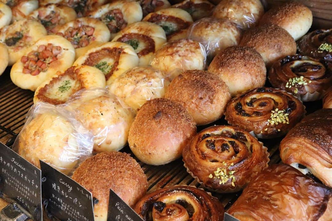 丘の上のパン屋 さんのインスタグラム写真 - (丘の上のパン屋 Instagram)「2020.11.15﻿ ﻿ 丘の上のパン屋です。﻿ ﻿ 本日も1日気持ちの良いお天気でした。﻿ ﻿ 朝からたくさんのみなさまにもお越しいただき、テラス席で焼き立てパンをお召しあがり頂きました、誠にありがとうございます。﻿ ﻿ この土日もシュトーレンのご予約たくさんいただきありがとうございました。﻿ 店頭でも販売しておりますが、ご予約のうえご来店いただけますと確実かと思います。﻿ ﻿ ﻿ 月曜日・火曜日は定休日をいただいています。﻿ また、水曜日からよろしくお願いします。﻿ ﻿ ﻿ −−−−−−−−−﻿ ﻿ 💬 シュトーレン販売中﻿ ﻿ 自家製マジパンを使用した、丘パンのシュトーレン﻿ 今年も販売開始しました。﻿ 電話予約も可能ですので、ご利用ください。﻿ ﻿ −−−−−−−−−﻿ ﻿ 💬 新型コロナウイルスの感染予防対策﻿ ﻿ ・営業時間 9:00～17:00﻿ ・定休日 月曜日、火曜日﻿ ・テラス席の利用は、30分となります﻿ ・テラス席でのゴミは各自お持ち帰りください﻿ ・3名様までの入店制限﻿ ・マスクの着用﻿ ・お並びの際は間隔を約2m程開けて頂く﻿ ・入退店時の手指消毒﻿ ﻿ 店内は窓を開け、大型換気扇と空気清浄機を設置しております。﻿ ﻿ エコバッグご持参頂きましたお客様には、ご自身でのお包みをご協力頂き、使用したテーブルはその都度消毒しております。﻿ ﻿ 窮屈なお願いばかり申し上げて、申し訳ございません。﻿ ﻿ 感染拡大防止にご協力頂けたら幸いです。﻿ ﻿ −−−−−−−−−﻿ ﻿ 💬 マイバックをご持参ください﻿ ﻿ レジ袋は有料となります。﻿ ゴミ削減にご協力お願い致します。﻿ ﻿ −−−−−−−−−﻿ ﻿ 💬 ご予約について﻿ ﻿ ●予約可能商品﻿ ・食パン(9:30/14:00)﻿ ・カンパーニュ﻿ ・バゲット﻿ ・エッグタルト﻿ ・シュトーレン﻿ ﻿ ※グルテンフリー米粉パン(プレーン、大納言)﻿ ※低糖質ふすまパン(3本から)﻿ ※一升パン﻿ (※は木、金のお渡しになります)﻿ ﻿ 📞 045-530-9683（クロワッサン🥐）﻿ ﻿ −−−−−−﻿ ﻿ 🏷﻿ #丘の上のパン屋 #横浜 #青葉区 #たまプラーザ #ベーカリーカフェ #パン屋 #パン #パン屋さん #横浜パン屋 #🍞 #焼き立てパン #美しが丘 #美しが丘西 #田園都市線 #天然酵母 #国産小麦 #農薬不使用 #上白糖不使用 #脱プラスチック #bakery #boulangerie #boulanger #yokohama #instabread #sourdough」11月15日 18時26分 - okanouenopanya