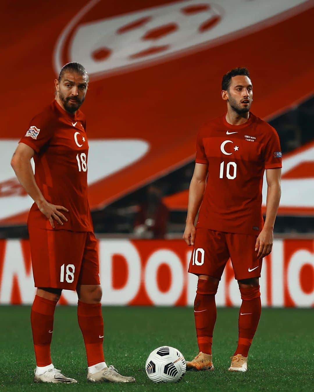 ハカン・チャルハノールのインスタグラム：「Önemli bir rakibe karşı kazanmak güzel 💪 Son maçımızda da hedef galibiyet olacak 🇹🇷  Good win against a really good opponent 💪🇹🇷 Onto the next one 🇭🇺」