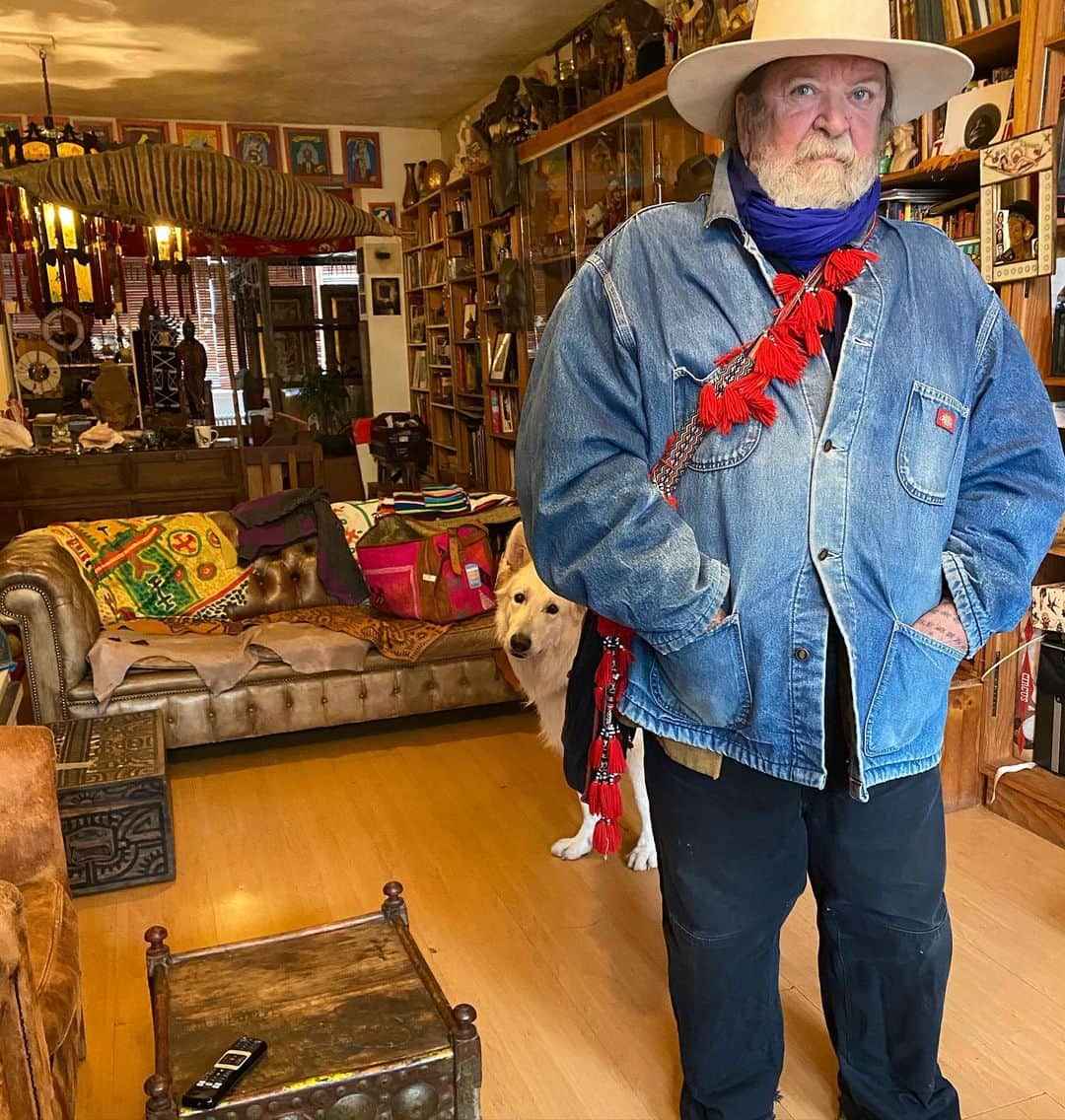 アムステルダム・タトゥー・ミュージアムのインスタグラム：「Its raining windy colt and there is covid.dressed to go and walk with the dog.」