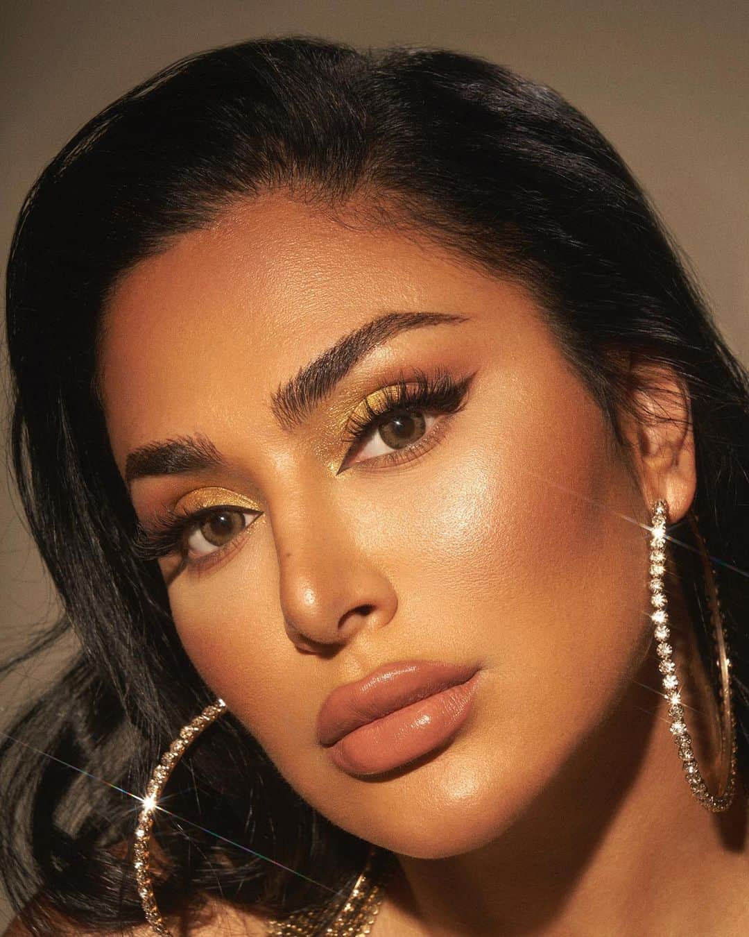 Huda Kattanさんのインスタグラム写真 - (Huda KattanInstagram)「Wearing GOLD palette - literally all your GOLD dreams in one palette @huda. Available exclusively at @cultbeauty」11月16日 3時54分 - hudabeauty