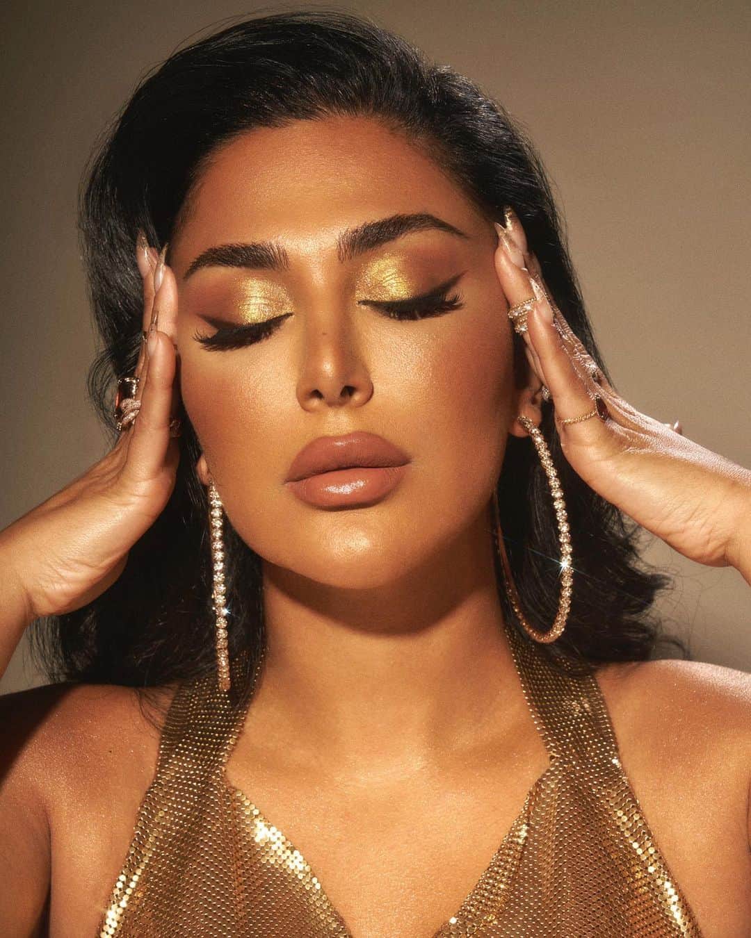 Huda Kattanさんのインスタグラム写真 - (Huda KattanInstagram)「Wearing GOLD palette - literally all your GOLD dreams in one palette @huda. Available exclusively at @cultbeauty」11月16日 3時54分 - hudabeauty