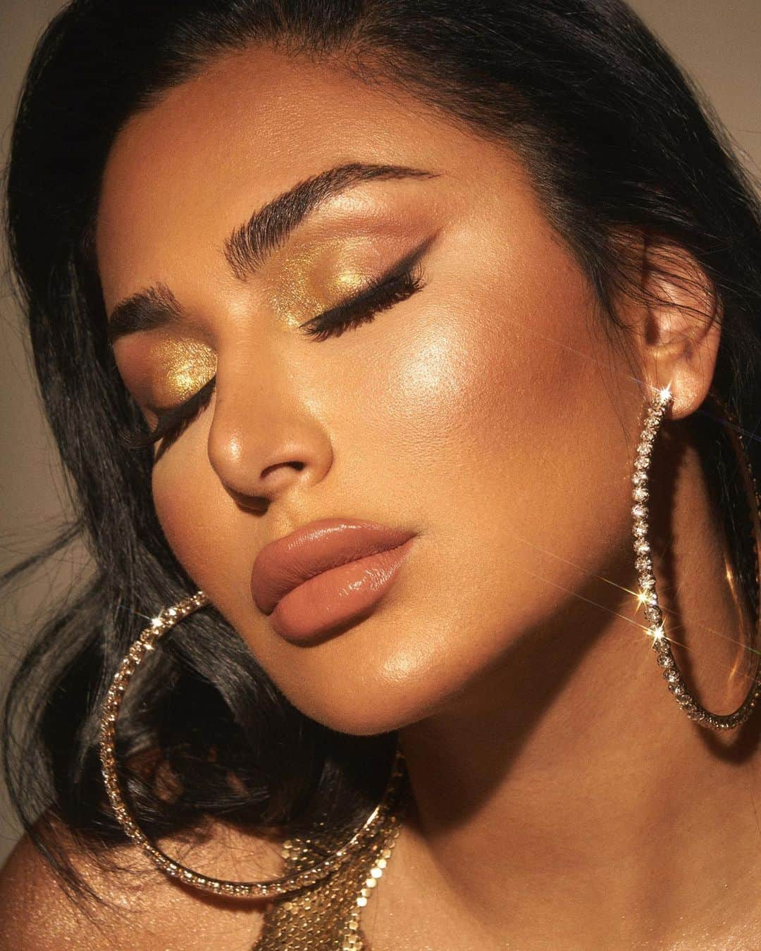 Huda Kattanさんのインスタグラム写真 - (Huda KattanInstagram)「Wearing GOLD palette - literally all your GOLD dreams in one palette @huda. Available exclusively at @cultbeauty」11月16日 3時54分 - hudabeauty