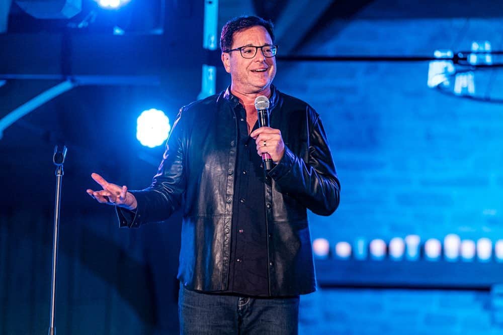 ボブ・サゲットのインスタグラム：「I can’t NOT do stand-up any longer!! Enjoy my show from the comfort of your cars at the Irvine, CA Improv Drive-In! My first Drive-In! Laugh your lights off while you get to second base in privacy! Unless you’re with your mom or dad. 😳  Tix at: bit.ly/3puvVJV  Photo by: the wonderful @candytman from Dave Chappelle’s Summer Comedy Camp.  • • •  @irvineimprov : NEW SHOW: @bobsaget headlines Improv Comedy Drive-In at @irvinespectrumcenter on Saturday, December 12! Live comedy on stage and on the big screen, under the stars! ✨ 🚗 🤣 ON SALE NOW! 🎟️  bit.ly/3kuchKu」