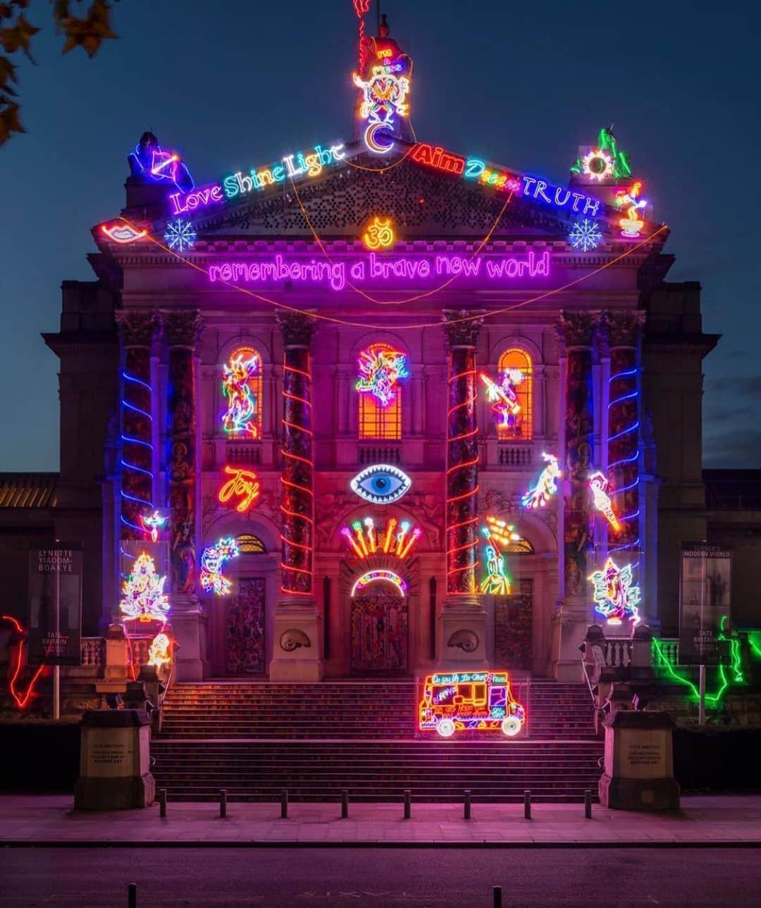 The Cool Hunterさんのインスタグラム写真 - (The Cool HunterInstagram)「Neon light installation by @chilaburman celebrating Diwali on the front of @tate Britain.」11月16日 4時24分 - thecoolhunter_