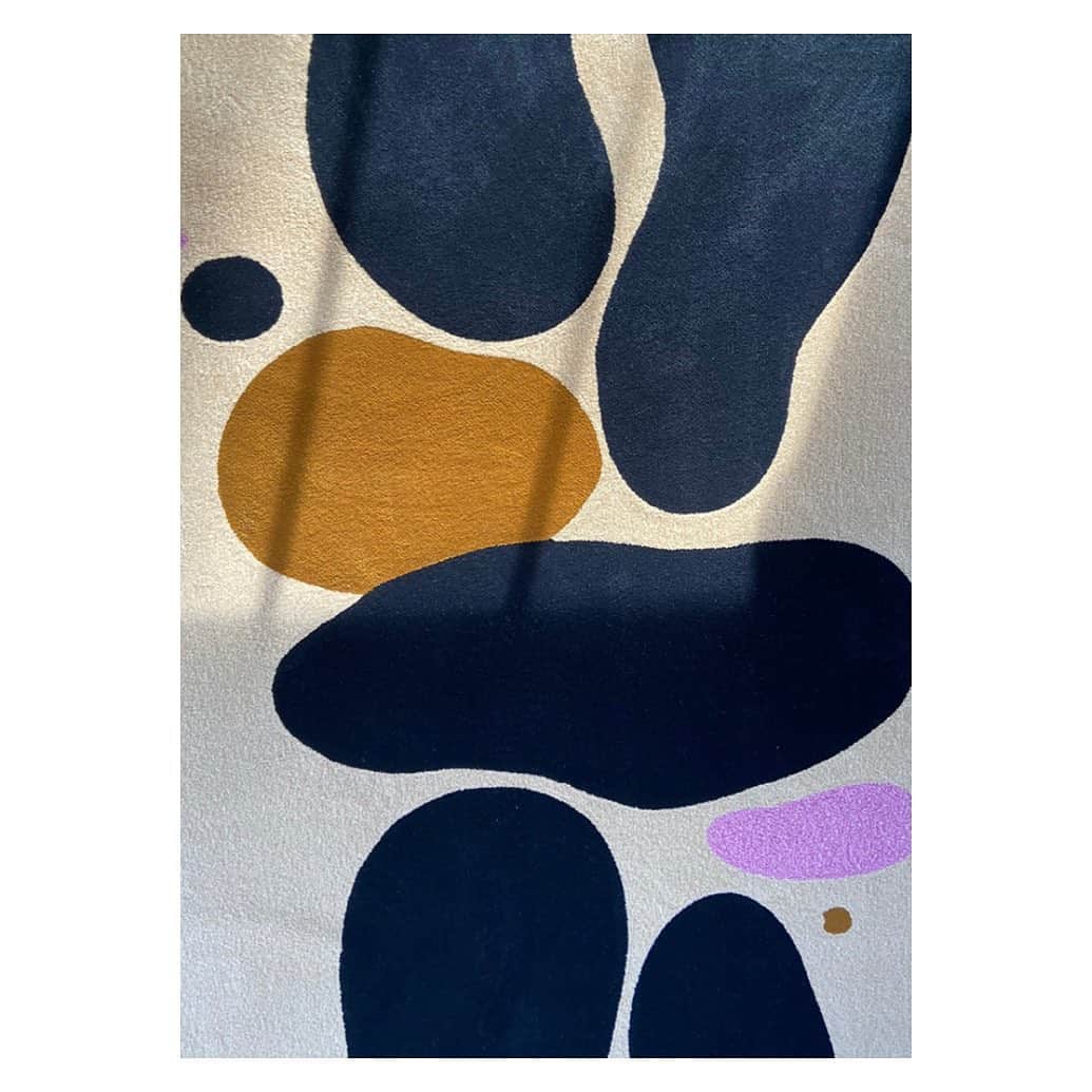 のインスタグラム：「My Rug 🧘🏼‍♀️ Excited to share this sustainable Project -  My design for @myrug.dk .  Handtufted from naturally colored, no mulesed New Zealand wool .Idea came organic from my private energy stones ! I liked the Idea of make it a place to recharge yourself .   “The grounding energy of natural stones inspired a piece for your home ,embodying mindfulness and comfort :) a small island where you can recharge yourself ‘’ .  The Rug can be ordered in any sizes with us , delivery time 4-6 weeks ♻️💚🐑 Hope you like it xxUlrika」