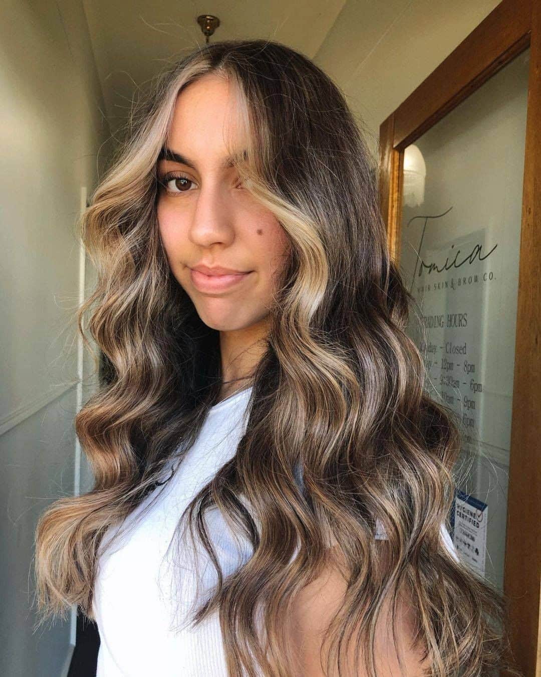 ghd hairさんのインスタグラム写真 - (ghd hairInstagram)「Multi-dimensional waves taking us from summer 👉 winter. 💗  By @hairbybreewatts​ ✨💕  #ghd #ghdhairpro #hairgoals #highlights #faceframinghighlights #hairinspiration #brondehair   ​」11月16日 4時38分 - ghdhair