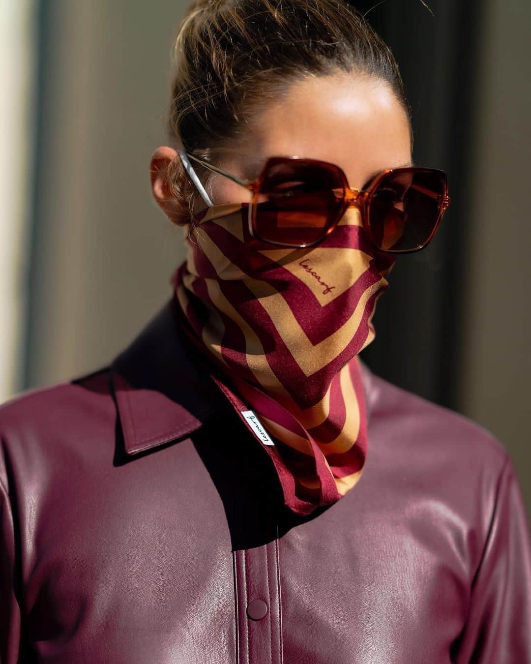 オリヴィア・パレルモのインスタグラム：「Knowing that the chicest style statement you can make is ensuring the safety of yourself and others, I am so thrilled to announce my curation of fine silk scarves by @le.scarf! 🧣 I worked with the female-led team at lescarf to bring you my favorite sizes and colors for Fall/Winter. Launching tomorrow here on @instagram - tap the product button to learn more and be reminded just before launch. Happy shopping!!! #comingsoon」