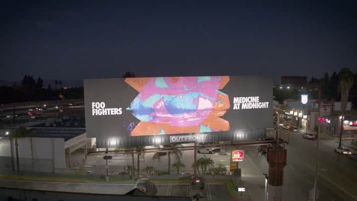 フー・ファイターズのインスタグラム：「Looking good San Fernando Valley!!!   Links to listen to the first song #ShameShame and pre-save/order the new album #MedicineAtMidnight in bio.」