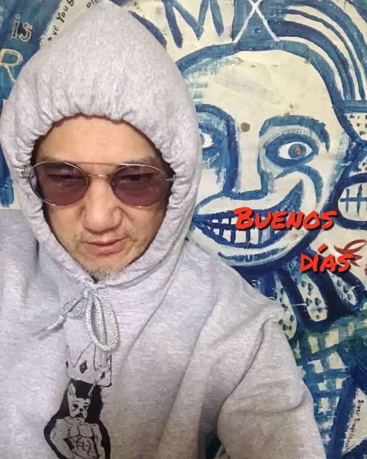 イマイアキノブのインスタグラム：「𑀫 オシャレしようぜ Valerie Grey パーカー  (Black Ink) https://kungfugeorge.thebase.in/items/35838392 @kungfugeorge   BADU✴︎SILVER✴︎LIGHT PURPLE LENS @mr_casanova_eyewear   #imaiakinobu  #イマイアキノブ #junkieromance  #waynekramer」