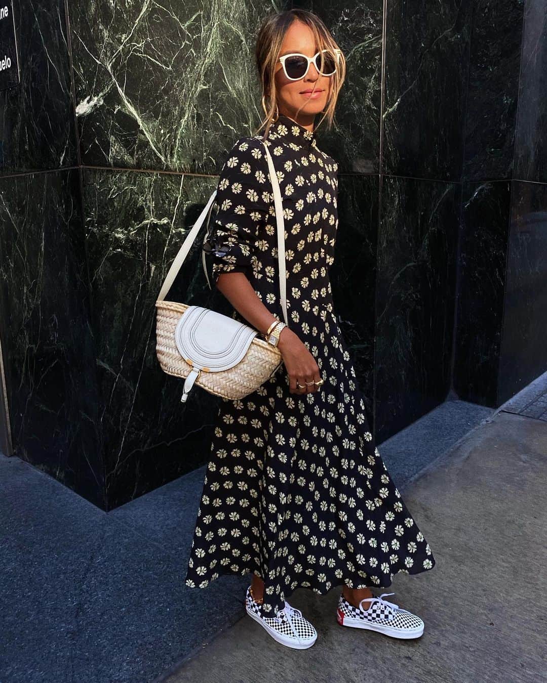 ジュリー・サリニャーナのインスタグラム：「Sunday attire 🌼 (ps still celebrating Kevin’s birthday today!)」
