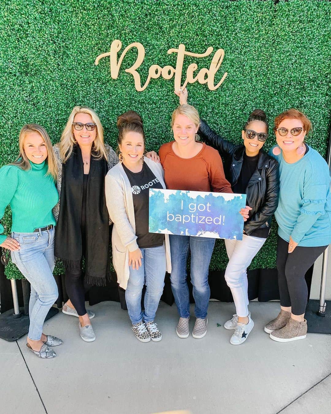 カーリー・パターソンのインスタグラム：「Such an awesome morning shared with family and friends celebrating our Rooted grads and watching precious friends get baptized🤍 Gods’s goodness on full display😍 @prestontrail」