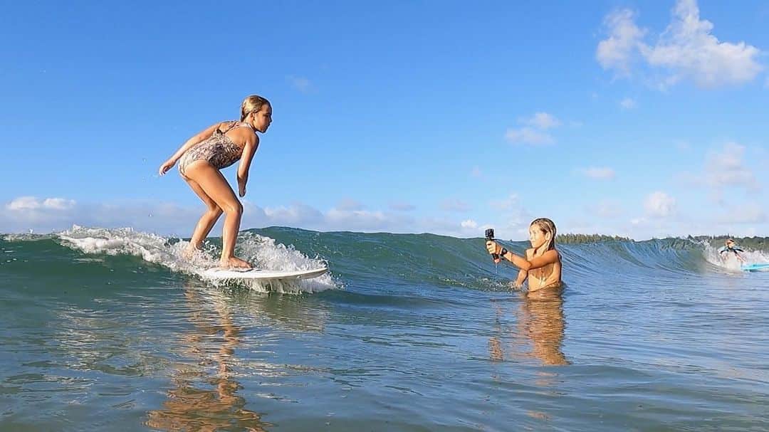 トリ・プラバーのインスタグラム：「Not sure what could make @dannyfuller and I happier than seeing our children so happy and comfortable in the ocean. Thank you Aunty @simonefanharrer for being our personal surf photographer. We love you #surferbabies」