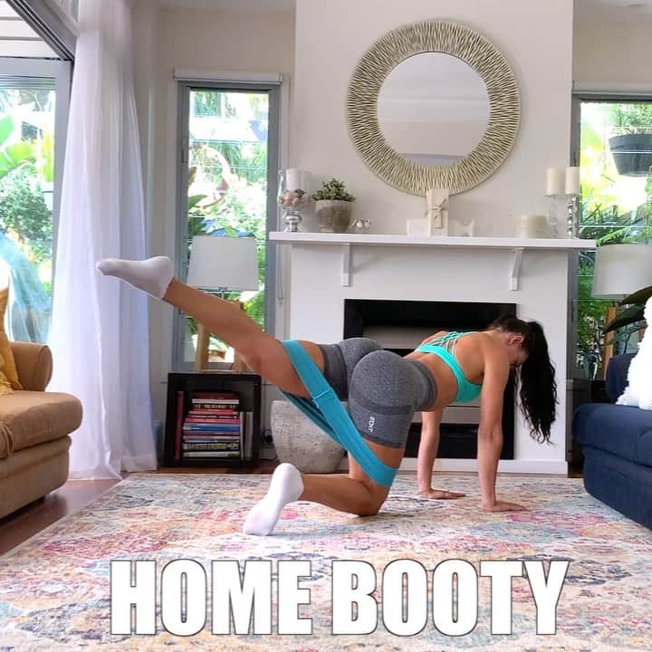 Danielle Robertsonのインスタグラム：「HOME BOOTY 🔥🍑  Another day, another BOOTY workout (and today we are working out from the comfort of our home!) I am using my DB Booty Burner Band to add extra resistance and level up my booty workout game! Another MUST DO for me when it comes to glute growth is Glute Activation!   Glute Activation essentially is a warm up for your booty, it activates and turns on the muscles so they are ready to fire and MAKE GAINS!   Give this workout a try and let me know if you feel that booty burn 🍑🔥  WORKOUT  4 SETS  20 reps Straight Leg Raise Pulses (each leg) 12 reps Monster Walk 15 reps Frog Pumps 12 reps Fire Hydrants w/ Donley Kick Combo (each leg) 10 reps Lateral Step, 3 Squat Pulse」