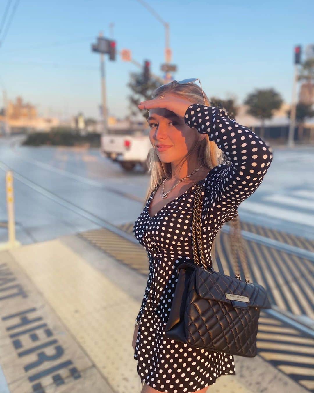 コニー・タルボットのインスタグラム：「Can’t say I’m dodging the sun right now 🌧」