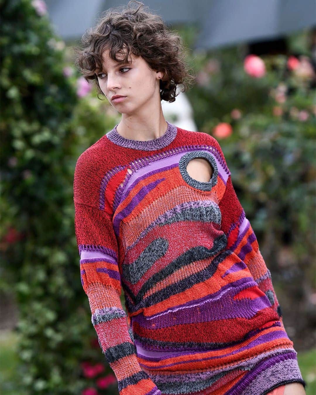 Fashion Weekのインスタグラム：「Finally, knitwear season is upon us. 🙌  On the runway at @kenzo's latest #PFW runway show, photo by @gettyimages」