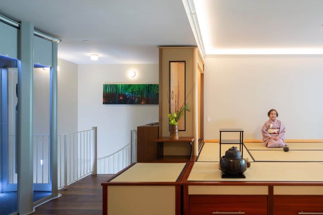 のインスタグラム：「Trend: Zen-inspired space The idea of creating and finding Zen is no longer only shared by enlightened Buddhists. Today, many wish to strive to bring "Zen style" into their homes, and also commercial spaces with the hope of fostering peace and relaxation. One way to start is by decorating the space with specific elements to enhance well-being. We can add any elements that can be incorporated into space for the style:　Including some natural elements (Biophilic Design), adding cool tones but in a simple color palette, etc. “Less is More” might be the shortest way to achieve the style. トレンド：禅にインスパイアされた空間 禅を創造し見つけるという考えは、もはや悟りを開いた仏教徒だけが共有するものではありません。今日、多くの人が、平和とリラクゼーションを促進したいと思って、「禅スタイル」を自宅や商業スペースに取り入れようと努力しています。開始する1つの方法は、幸福を高めるために有効とされている特定の要素で空間を装飾することです。 自然な要素を取り入れる（バイオフィーリックデザイン）、クールなトーンをシンプルなカラーパレットで作成するなどです。有名なデザインのステートメント「少ないほうがより豊かである」が最短の方法かも。 Photos：Ventus Design Project #hawaiiinteriordesign #beautifulplace #zen #zenstyle #commercialspace #stylishlife #interiorinspirations #interiorlovers #designideas #trend #customerattraction ＃ハワイインテリアデザイン ＃インテリア好き ＃素敵な空間 ＃デザインアイデア」