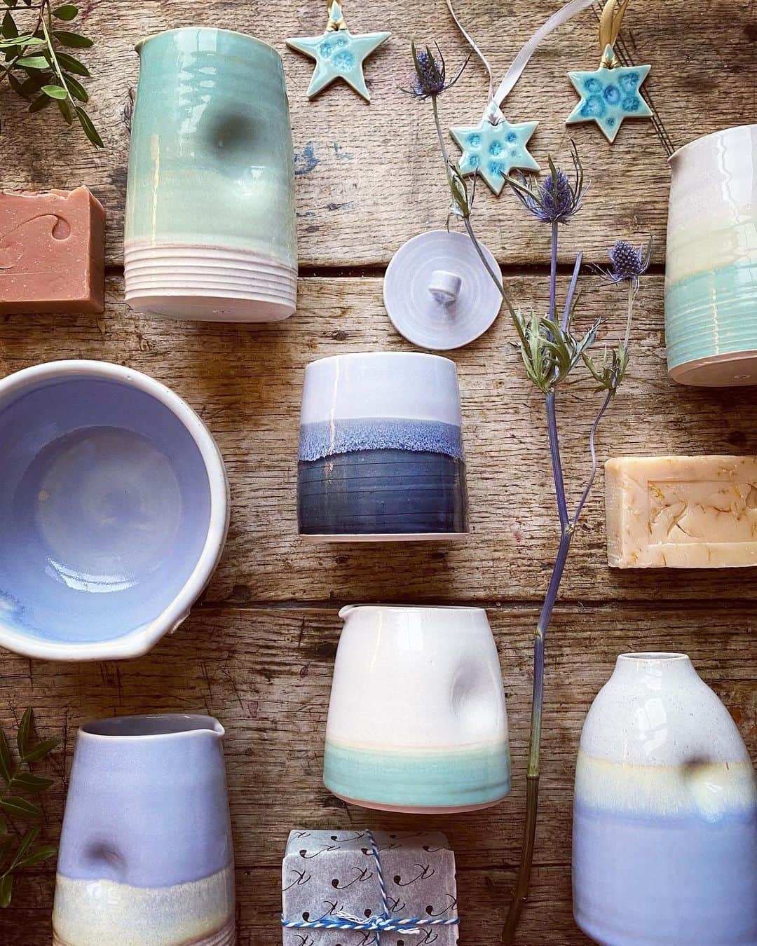 Tea and sittingのインスタグラム：「🔎💜💙I had 2 such lovely Live chats today; this morning with artisan soap maker Sharron Jenkins from @kalabashbodycare who was so enlightening about her processes as well as all the ethical and sustainable values within her business. It was also great to hear from ceramicist  @holly_l_bell this afternoon who threw a pot ( and a spout! ) on her wheel during the live which was soo calming! If you wanted to catch up on any of the live artist interviews from this week which I’m doing as part of my #onlineopenhouse I’ve saved them all in my IGTV...there’ll be some indigo dyeing with @lisareddings tomorrow morning and handmade jewellery talk in the afternoon with @theawatesdesign ...can’t wait!! 🤩 #shopsmall #shopindependent #artistsopenhouses」