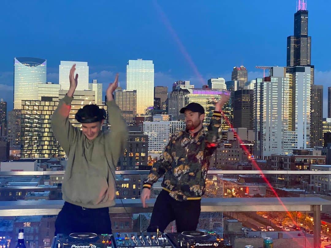 Gorgon Cityさんのインスタグラム写真 - (Gorgon CityInstagram)「🚨LIVE STREAM RIGHT NOW!🚨 Streaming a lil Sunday Session B2B with @itsjohnsummit from a Chicago rooftop. Head over to our YouTube. Link in stories. Starting in a few minutes! 8:30pm GMT. 2:30pm CT 12:30 PT」11月16日 5時09分 - gorgoncity