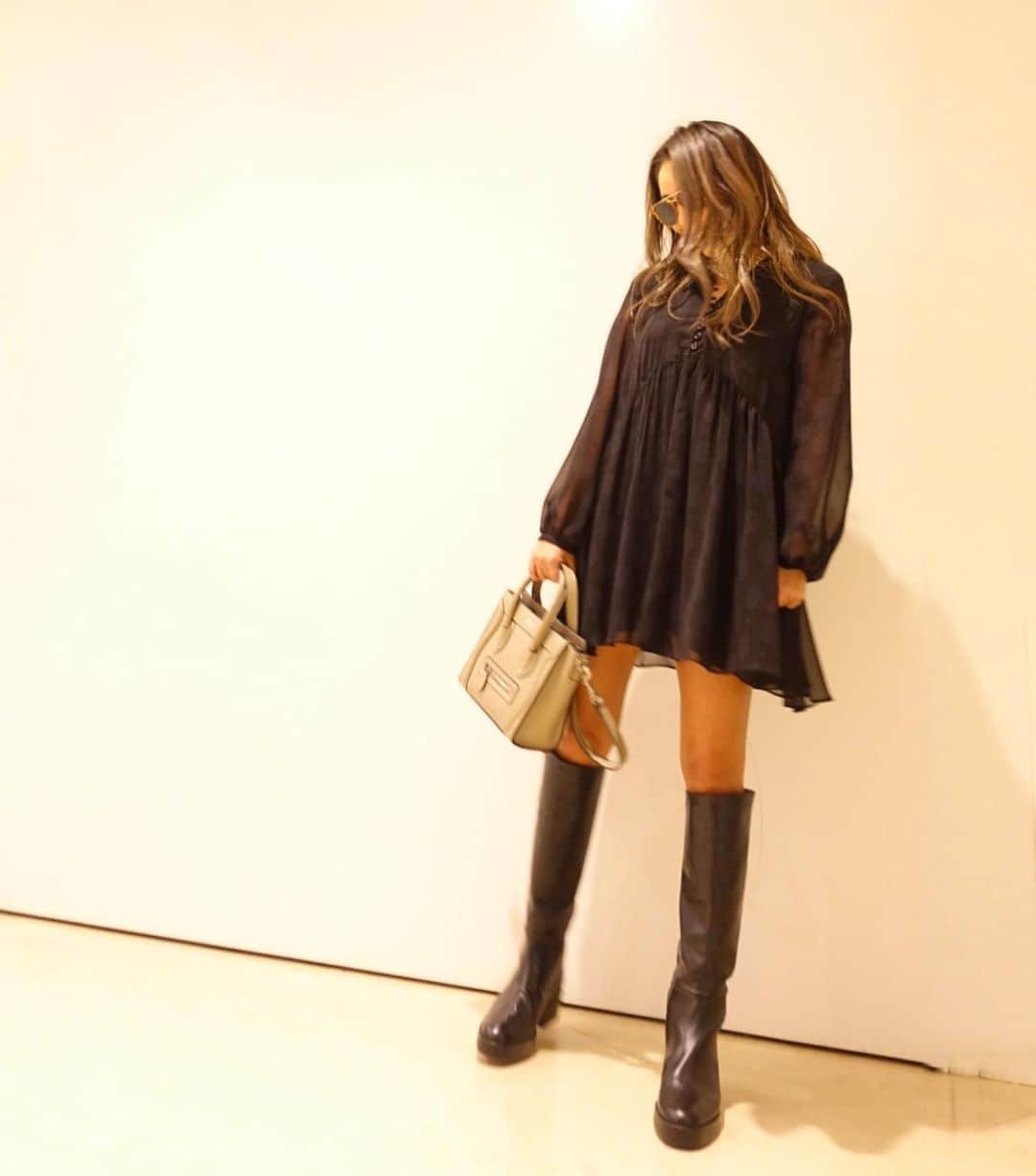 ETSUKOさんのインスタグラム写真 - (ETSUKOInstagram)「フラットブーツにワンピース🖤 やりたかったコーデ❣️ 久々に膝上ひらひらスカート履いたら 女子の気分が味わえました😂  このブーツ柔らかくて履きやすくってお気に入り👍🏾 スキニーinしても可愛かった💓 最近はブラックコーデにハマり中😙  コーデ ワンピ、boots #zara bag #celine 🕶 #quayaustralia  🧣#johnbranigan」11月16日 5時09分 - lalanail_etsu