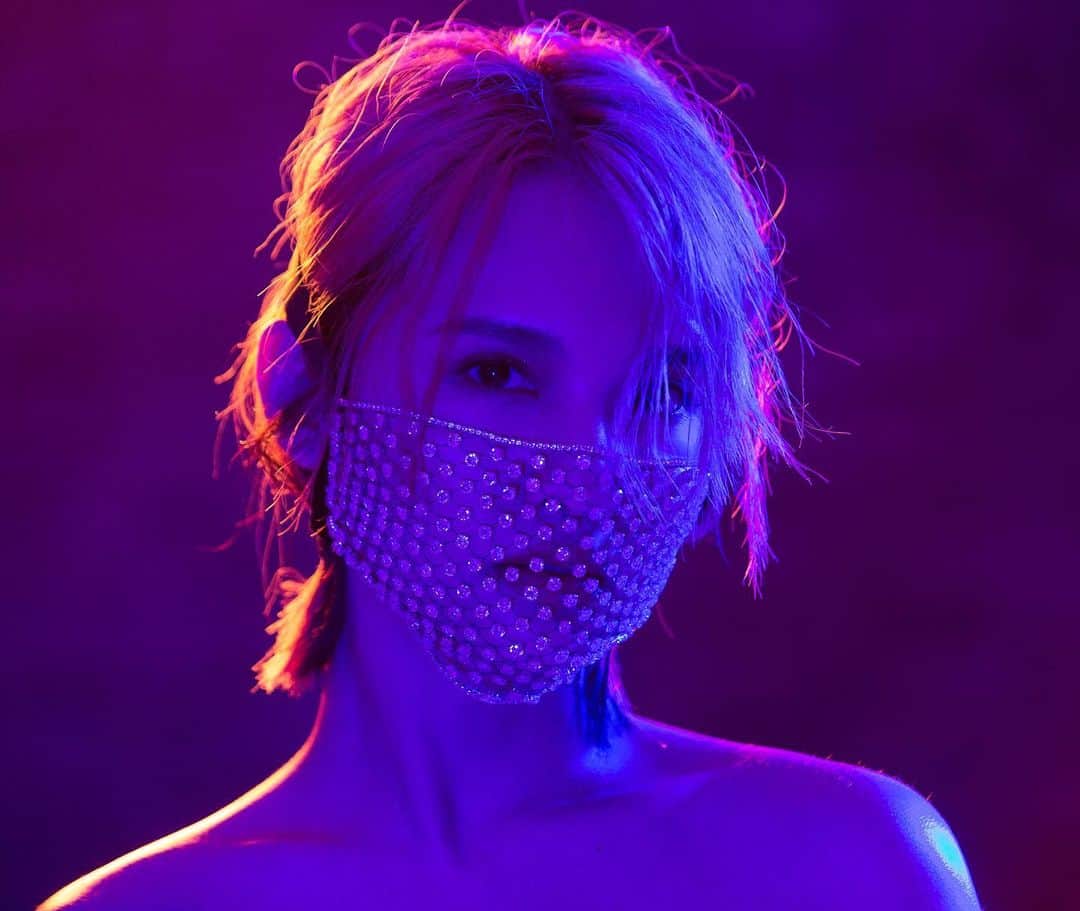 レイニー・ヤンのインスタグラム：「⭐️⭐️⭐️ 2020.11.16 二十週年節日快樂！ 明天我將在線上和你們一起慶祝～ 中午12:00漂流浴室MV首播結束後，晚上21:00 三平台同步直播(YouTube/ Facebook/ Weibo)。IG將在三平台結束後，加碼聊喔🥰 喔，別忘了還有專輯簽唱會： 11/22(日) 13:00  台北西門町屈臣氏前廣場 11/29(日) 14:00 高雄夢時代(夢想廣場) ，18:30台中廣三SOGO ⚠️更多詳情請到我的臉書粉絲團觀看，有想問的問題記得在FB留言，直播時俺會隨機選題回覆喔🙌🏻」