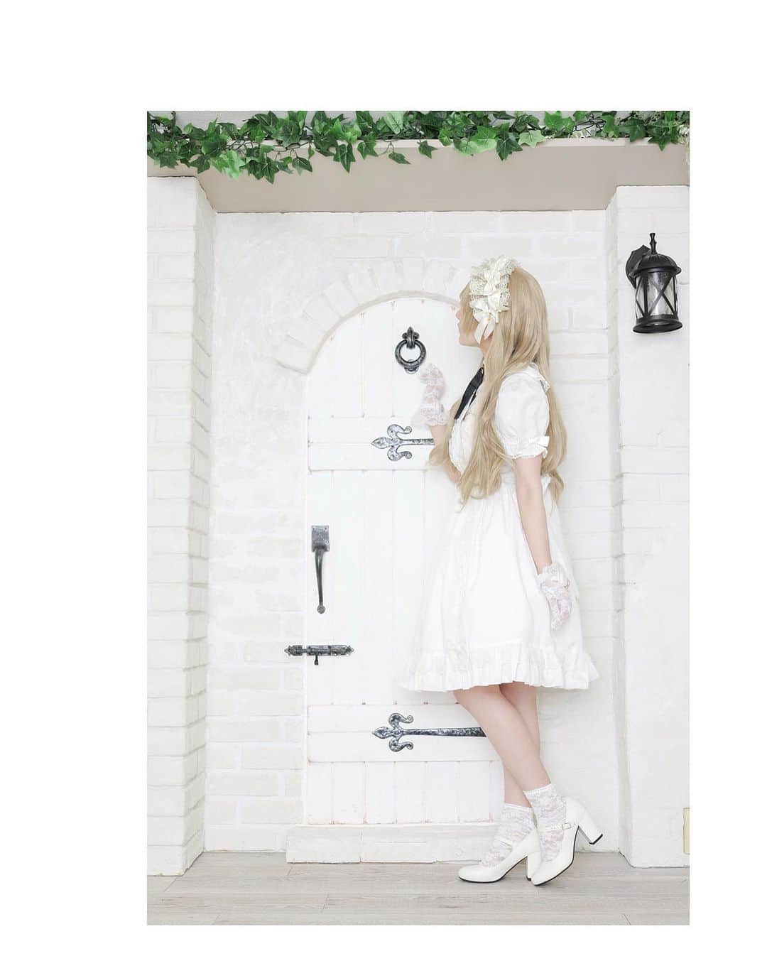 のインスタグラム：「. ずっと載せてなかった VOICE Channelのオフショット。  ウィッグとヘッドドレスとカラコンは 私物を持っていきました♡ このウィッグ、 ことりちゃんのコスプレで使ってたやつ。笑  #voicechannel  #コスプレ #白 #ロリータ #ヘッドドレス  #一応 #ハロウィン #企画の時の 笑」