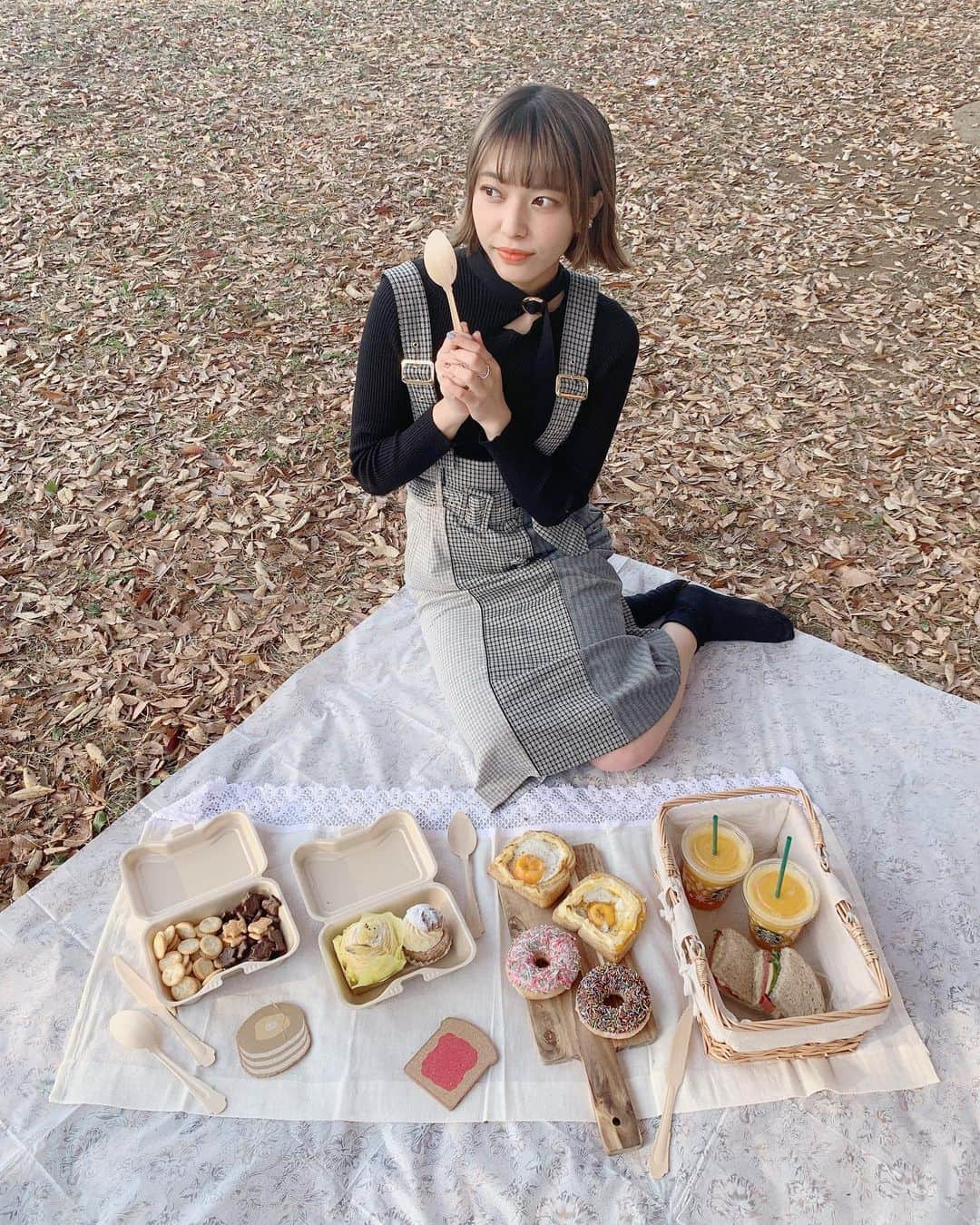 徒然みおれさんのインスタグラム写真 - (徒然みおれInstagram)「おしゃれピクニックしたよ🥪🕊♡  #おしゃピク #おしゃれピクニック #ピクニック #秋ピクニック」11月15日 20時18分 - mioretty