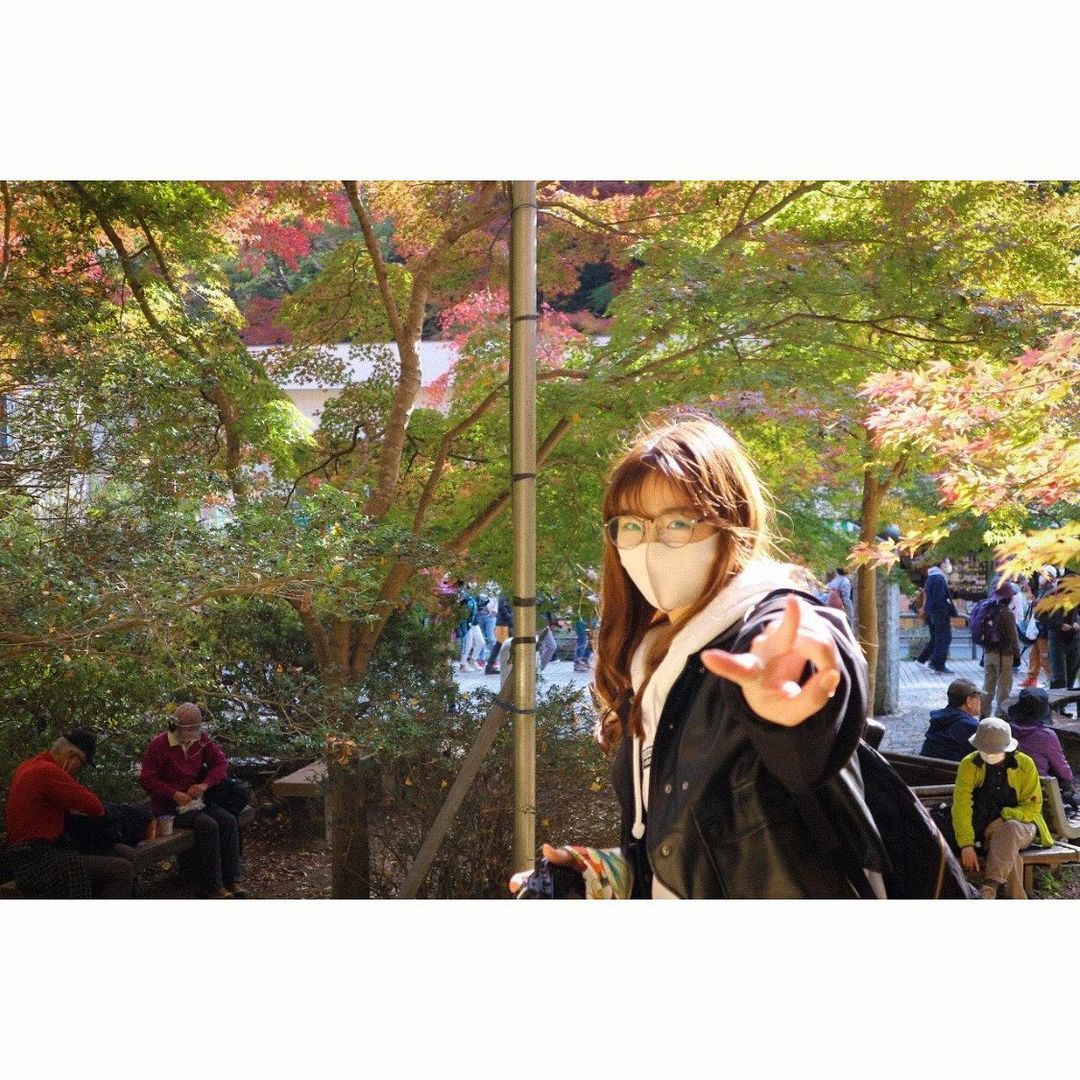 長谷川かすみのインスタグラム：「紅葉狩りに行ってきました😌 秋のお届け🍁  #高尾山 #高尾山紅葉狩り #紅葉の様子 ピークはもう少し先 #mounttakao #自然大好き」