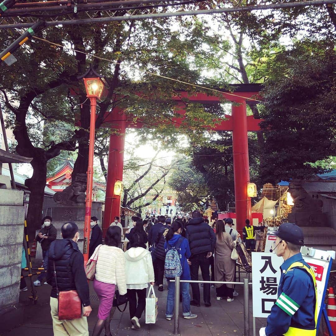 中村譲のインスタグラム：「花園神社からの刺身と日本酒 #花園神社  #酉の市  #刺身 #のどぐろ  #日本酒  #hanazonoshrine #sashimi #japanesesake」
