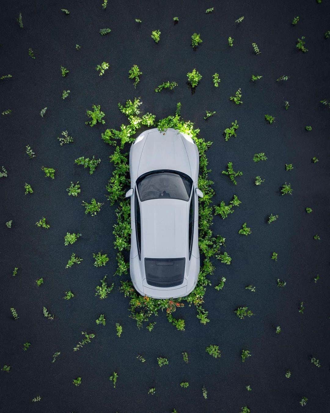 Porscheさんのインスタグラム写真 - (PorscheInstagram)「In with the inner circle. In partnership with @porsche_russia, @Borsch took part in the Taycan photo challenge, revealing these five distinctive characteristics from the air and ground: Electric Soul, Speed, Futurism, Universality, and Eco-Friendliness. Which quality underpins each shot?  (📸 @Borsch) #PorscheMoment」11月15日 20時20分 - porsche