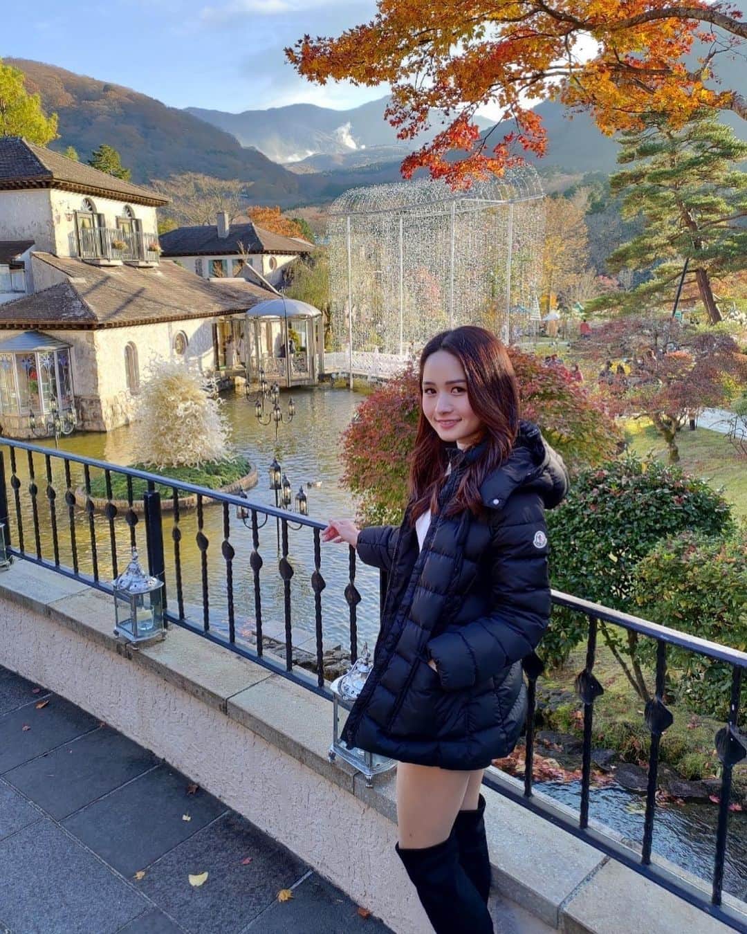 のインスタグラム：「. ガラスの森美術館行ってきた💎 小さい頃にも行ったことあるらしいけど、記憶ない😂 キラキラしてて綺麗だった💠 . #箱根ガラスの森美術館#ガラスの森美術館#ダイヤ#キラキラ#景色#紅葉#箱根#観光」