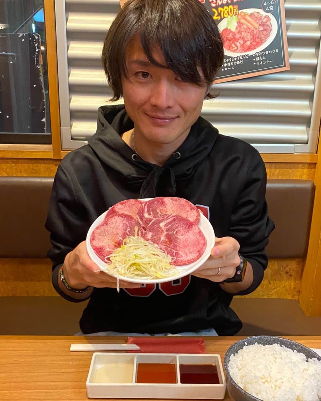 窪田忍のインスタグラム：「中部実業団駅伝、優勝しました。 多大なるサポート・応援に心から感謝します。本当にありがとうございました！  来週の土曜日は八王子LD 10000mに出場します。 こちらも配信があります。引き続きリモートでの応援をよろしくお願いします！全力でがんばります！！！  とりあえず夜ご飯はしっかりタンパク質摂取しました。 たくさん走って、たくさん食べて、たくさん寝る…。」